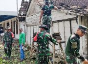 Babinsa Koramil Kedungadem Bojonegoro, bantu Benahi Rumah Warga Korban Angin Kencang