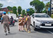 Satpol PP Bojonegoro Gelar Patroli, Tertibkan Pengemis di Traffic Light Perempatan Jalan Panglima Sudirman